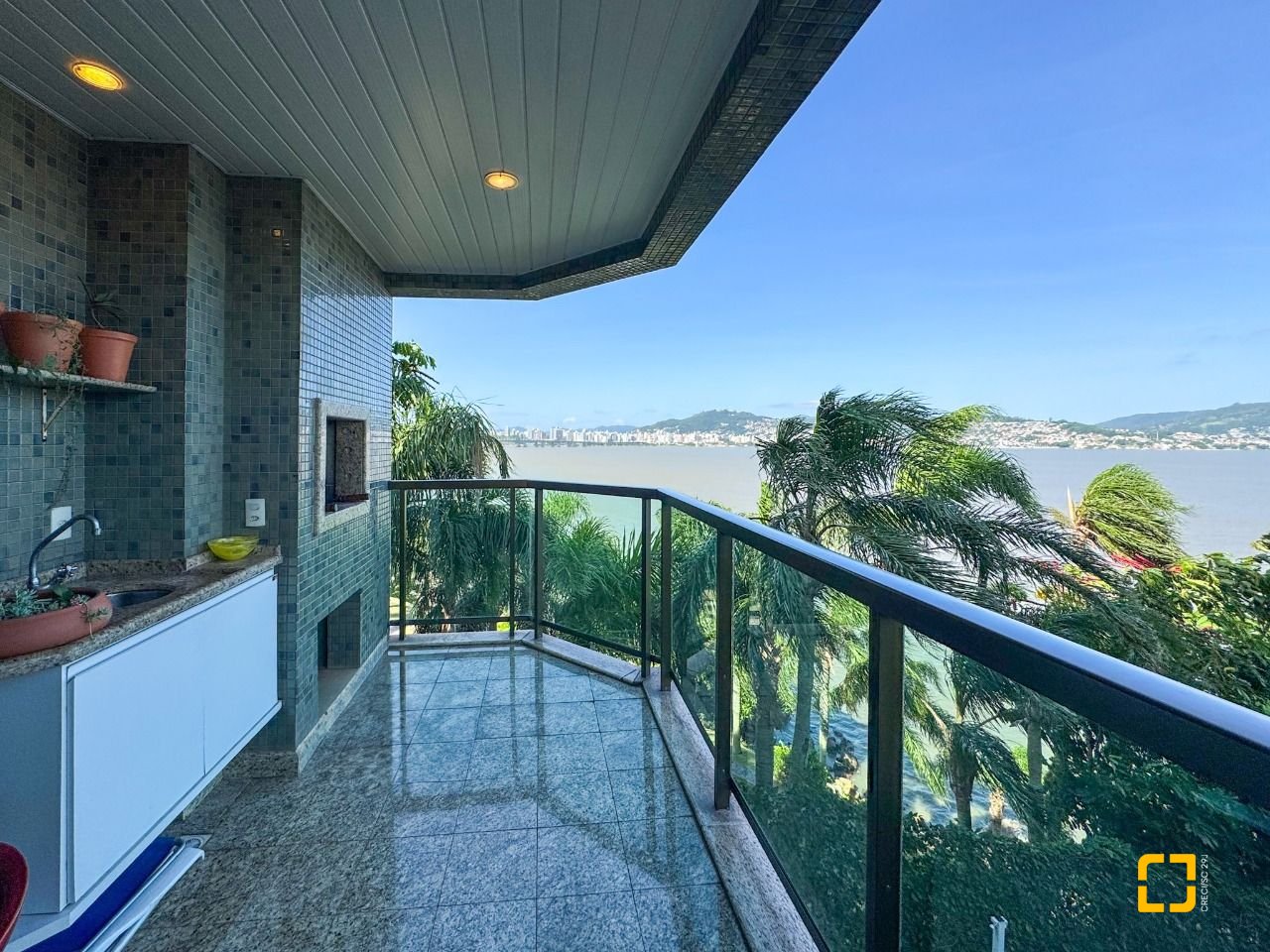 Apartamento com 130m², 5 quartos (sendo 2 suítes), 2 garagens, no bairro Coqueiros em Florianópolis