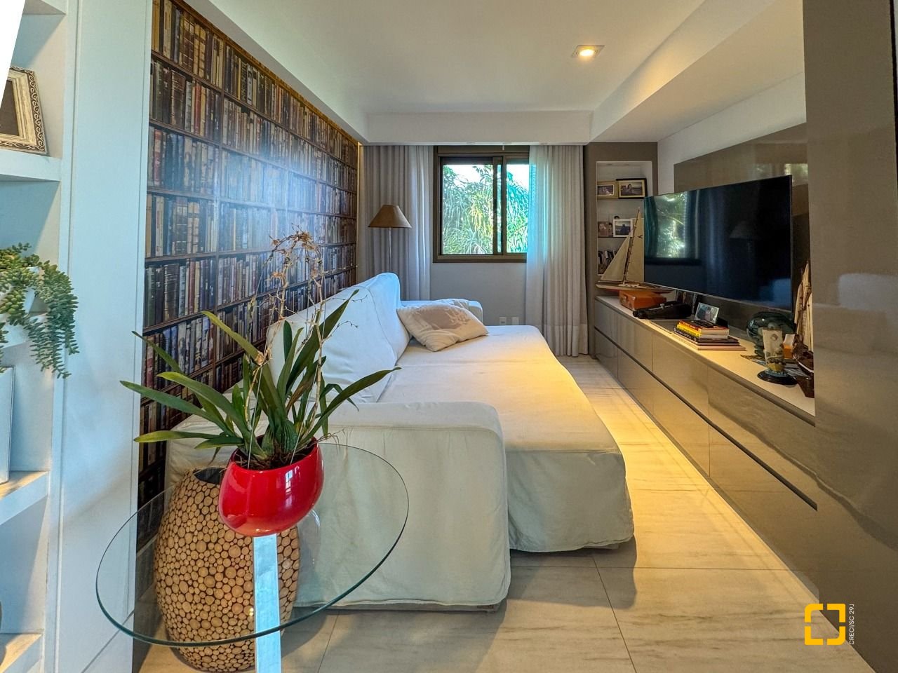 Apartamento com 130m², 5 quartos (sendo 2 suítes), 2 garagens, no bairro Coqueiros em Florianópolis