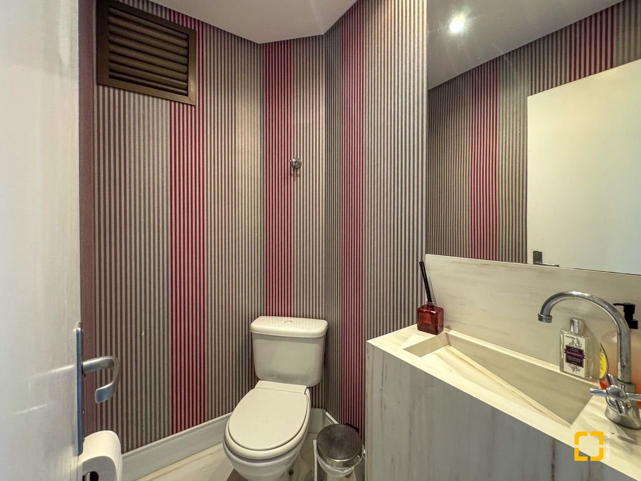 Apartamento com 130m², 5 quartos (sendo 2 suítes), 2 garagens, no bairro Coqueiros em Florianópolis