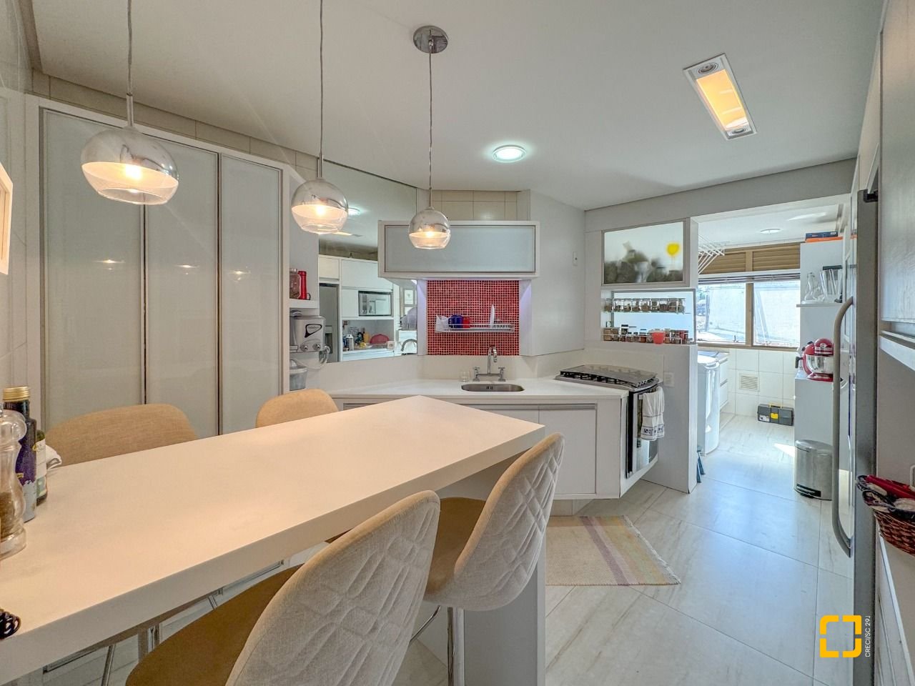 Apartamento com 130m², 5 quartos (sendo 2 suítes), 2 garagens, no bairro Coqueiros em Florianópolis
