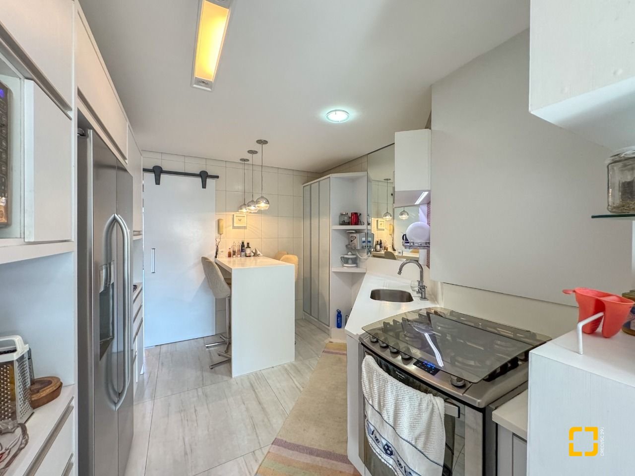 Apartamento com 130m², 5 quartos (sendo 2 suítes), 2 garagens, no bairro Coqueiros em Florianópolis