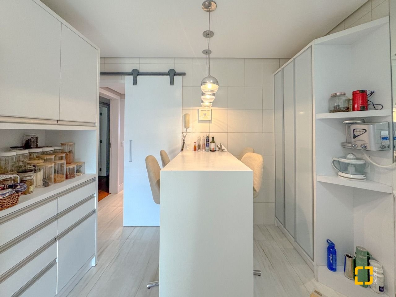 Apartamento com 130m², 5 quartos (sendo 2 suítes), 2 garagens, no bairro Coqueiros em Florianópolis