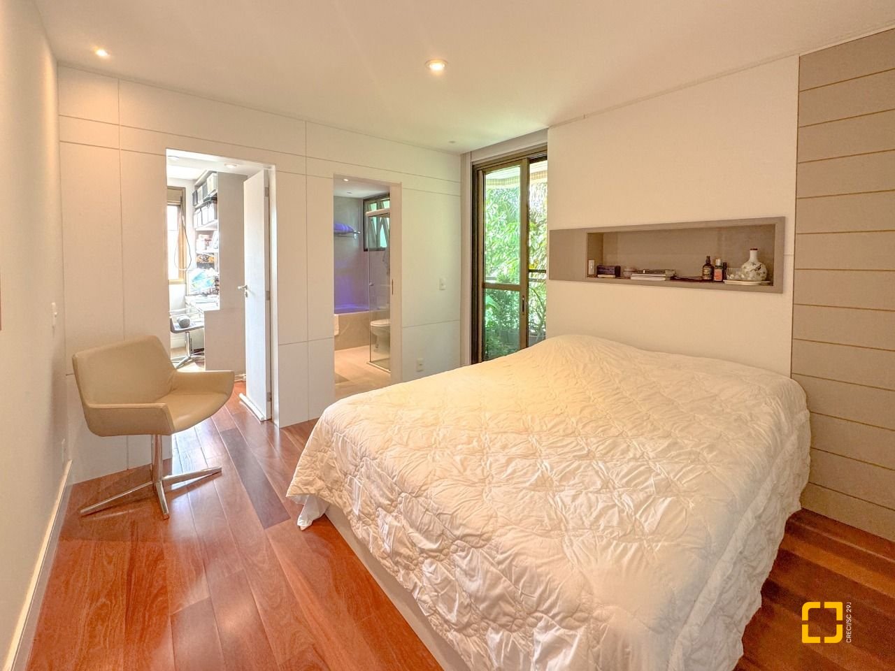 Apartamento com 130m², 5 quartos (sendo 2 suítes), 2 garagens, no bairro Coqueiros em Florianópolis