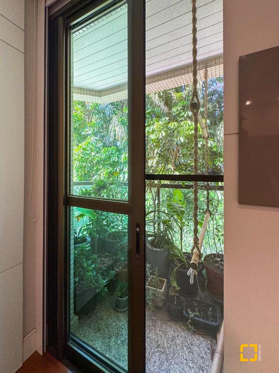 Apartamento com 130m², 5 quartos (sendo 2 suítes), 2 garagens, no bairro Coqueiros em Florianópolis