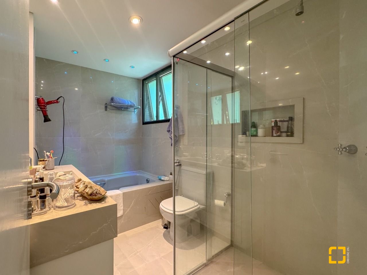 Apartamento com 130m², 5 quartos (sendo 2 suítes), 2 garagens, no bairro Coqueiros em Florianópolis
