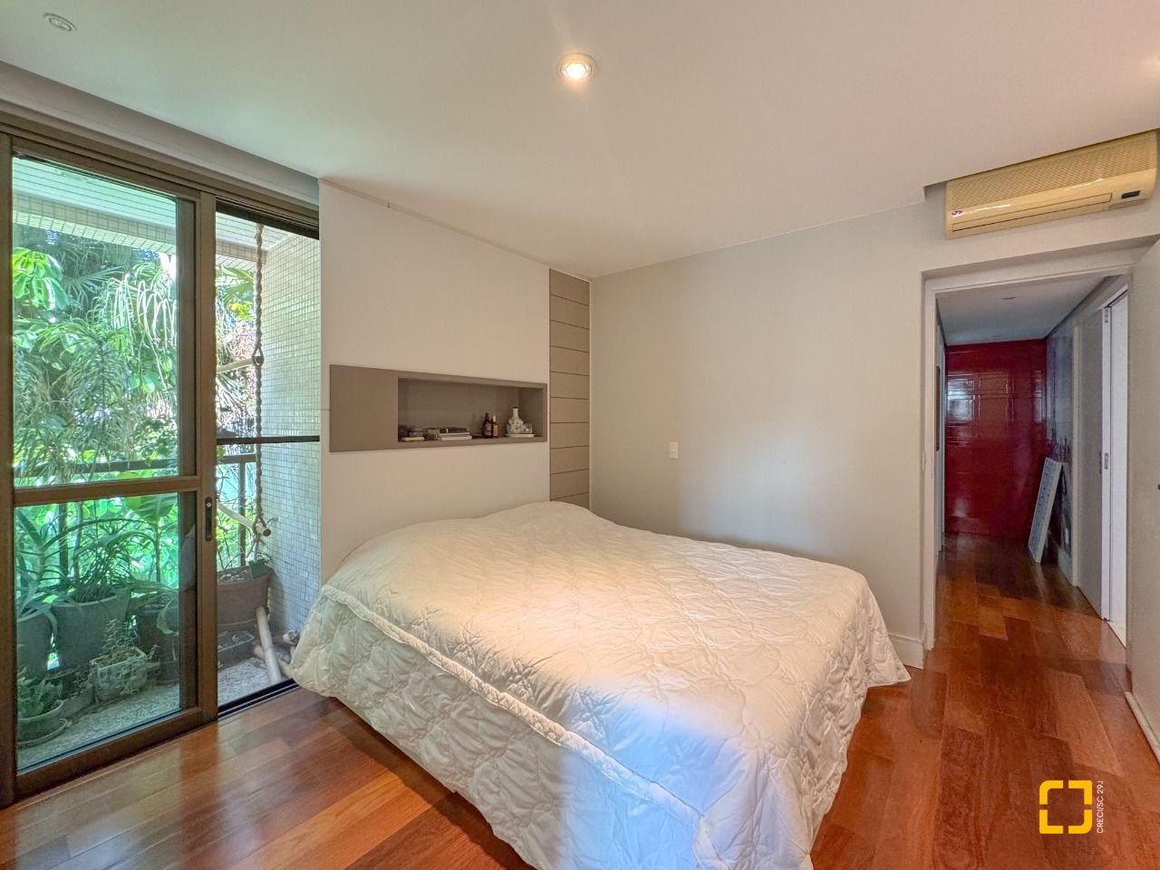 Apartamento com 130m², 5 quartos (sendo 2 suítes), 2 garagens, no bairro Coqueiros em Florianópolis