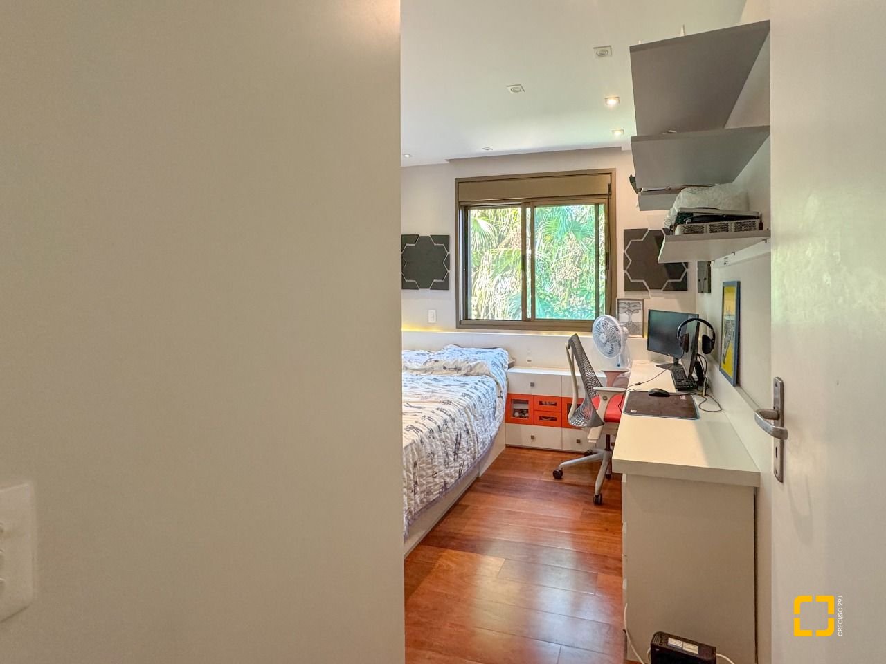 Apartamento com 130m², 5 quartos (sendo 2 suítes), 2 garagens, no bairro Coqueiros em Florianópolis