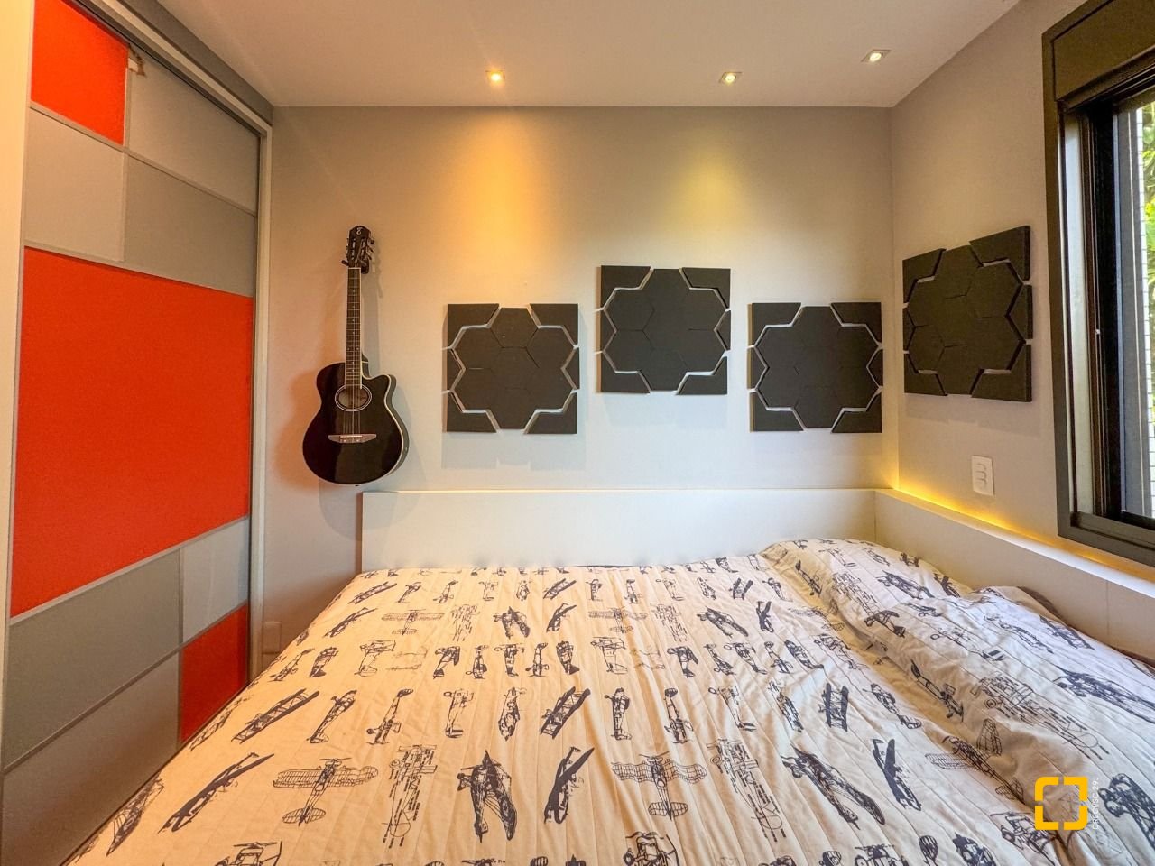 Apartamento com 130m², 5 quartos (sendo 2 suítes), 2 garagens, no bairro Coqueiros em Florianópolis