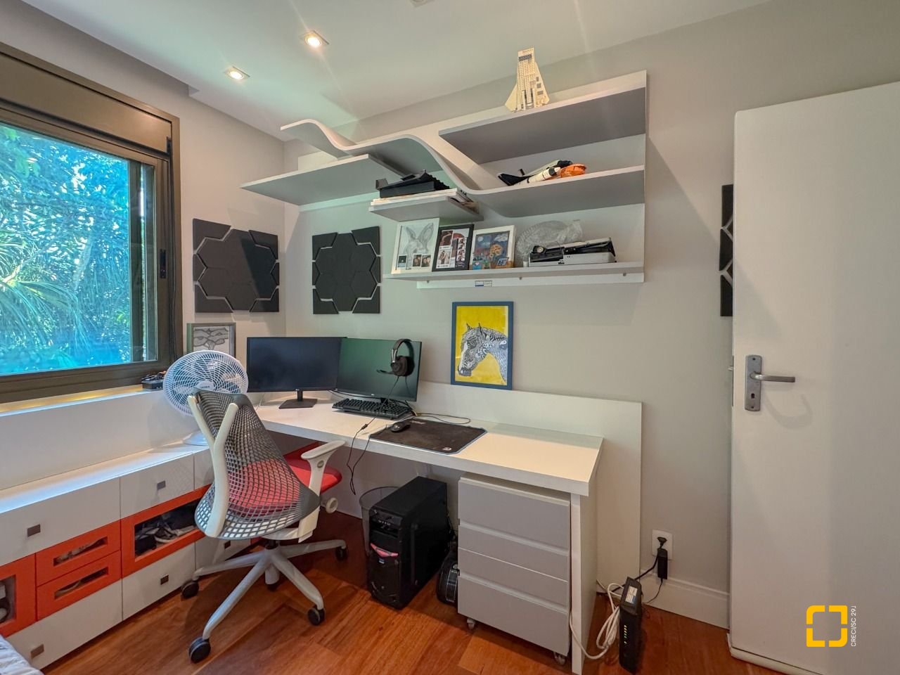Apartamento com 130m², 5 quartos (sendo 2 suítes), 2 garagens, no bairro Coqueiros em Florianópolis