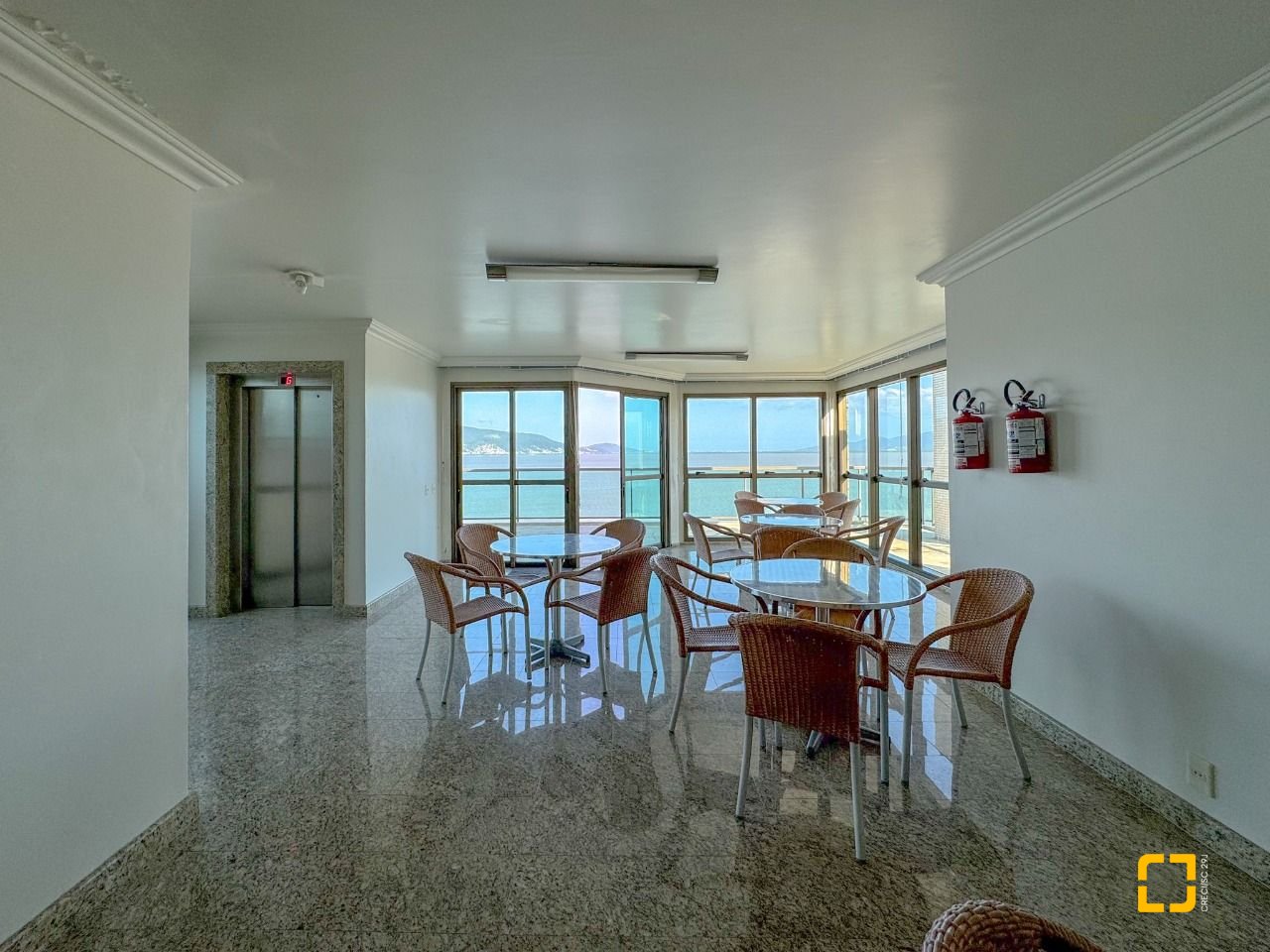 Apartamento com 130m², 5 quartos (sendo 2 suítes), 2 garagens, no bairro Coqueiros em Florianópolis