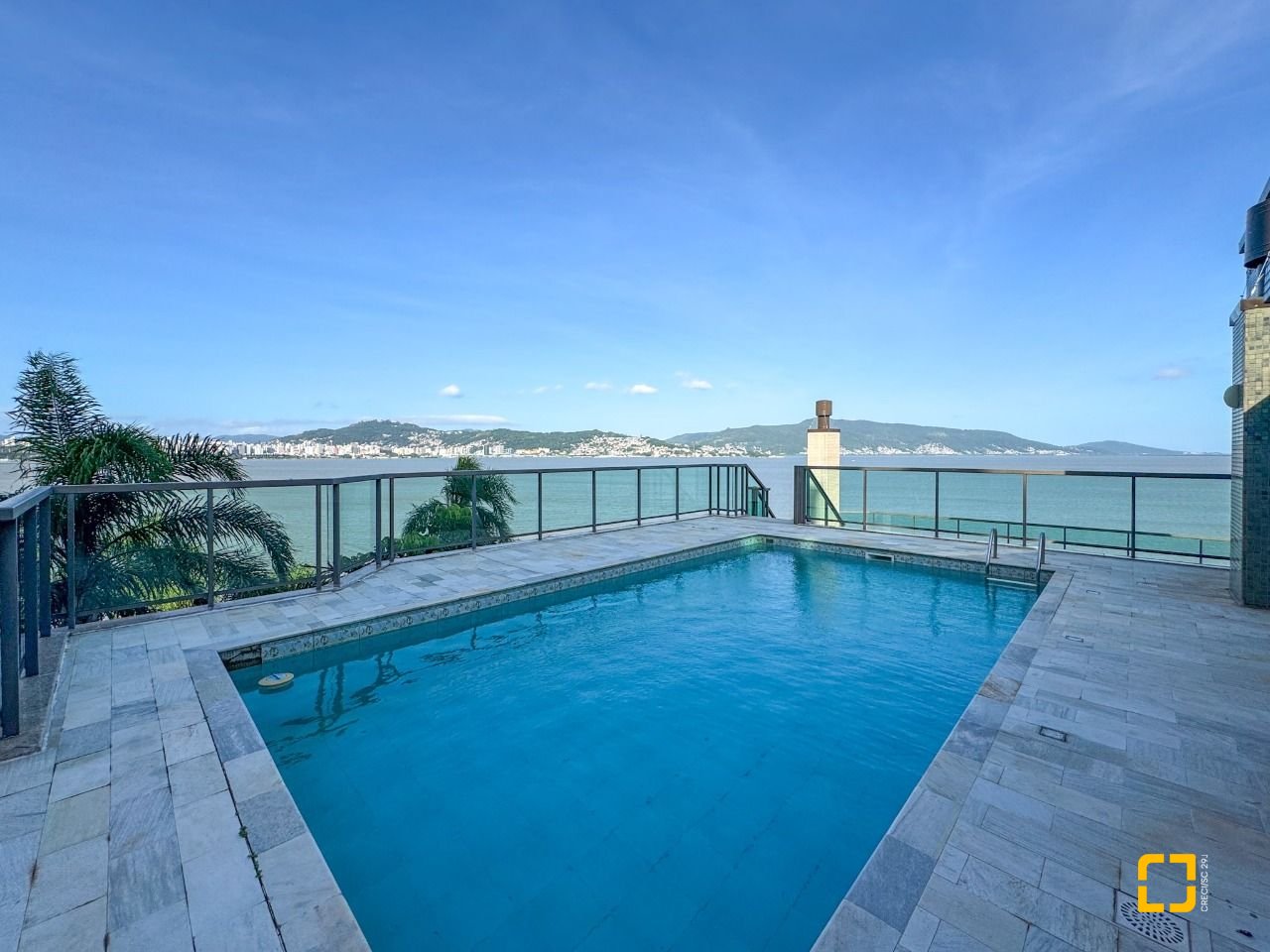Apartamento com 130m², 5 quartos (sendo 2 suítes), 2 garagens, no bairro Coqueiros em Florianópolis