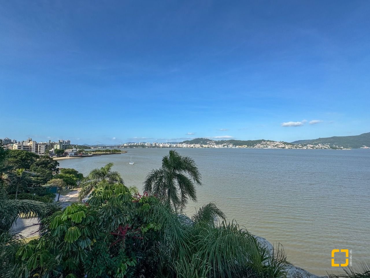 Apartamento com 130m², 5 quartos (sendo 2 suítes), 2 garagens, no bairro Coqueiros em Florianópolis