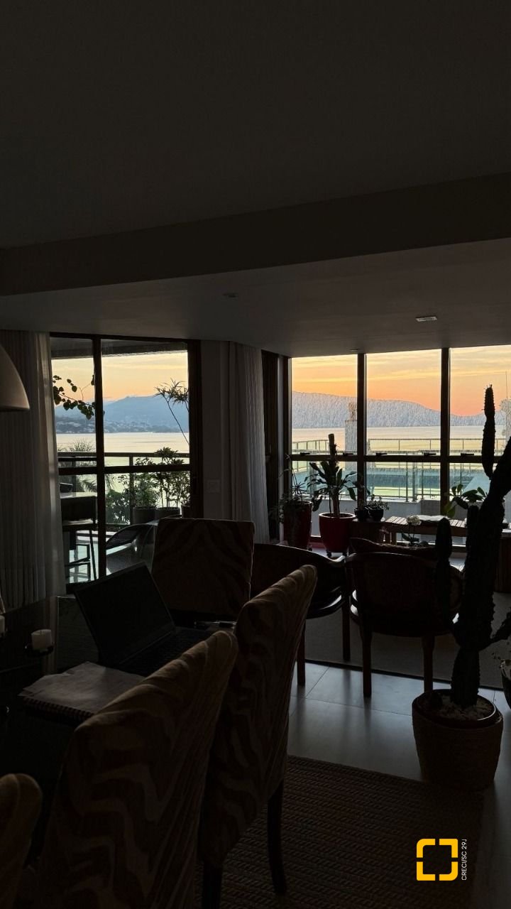 Apartamento com 130m², 5 quartos (sendo 2 suítes), 2 garagens, no bairro Coqueiros em Florianópolis
