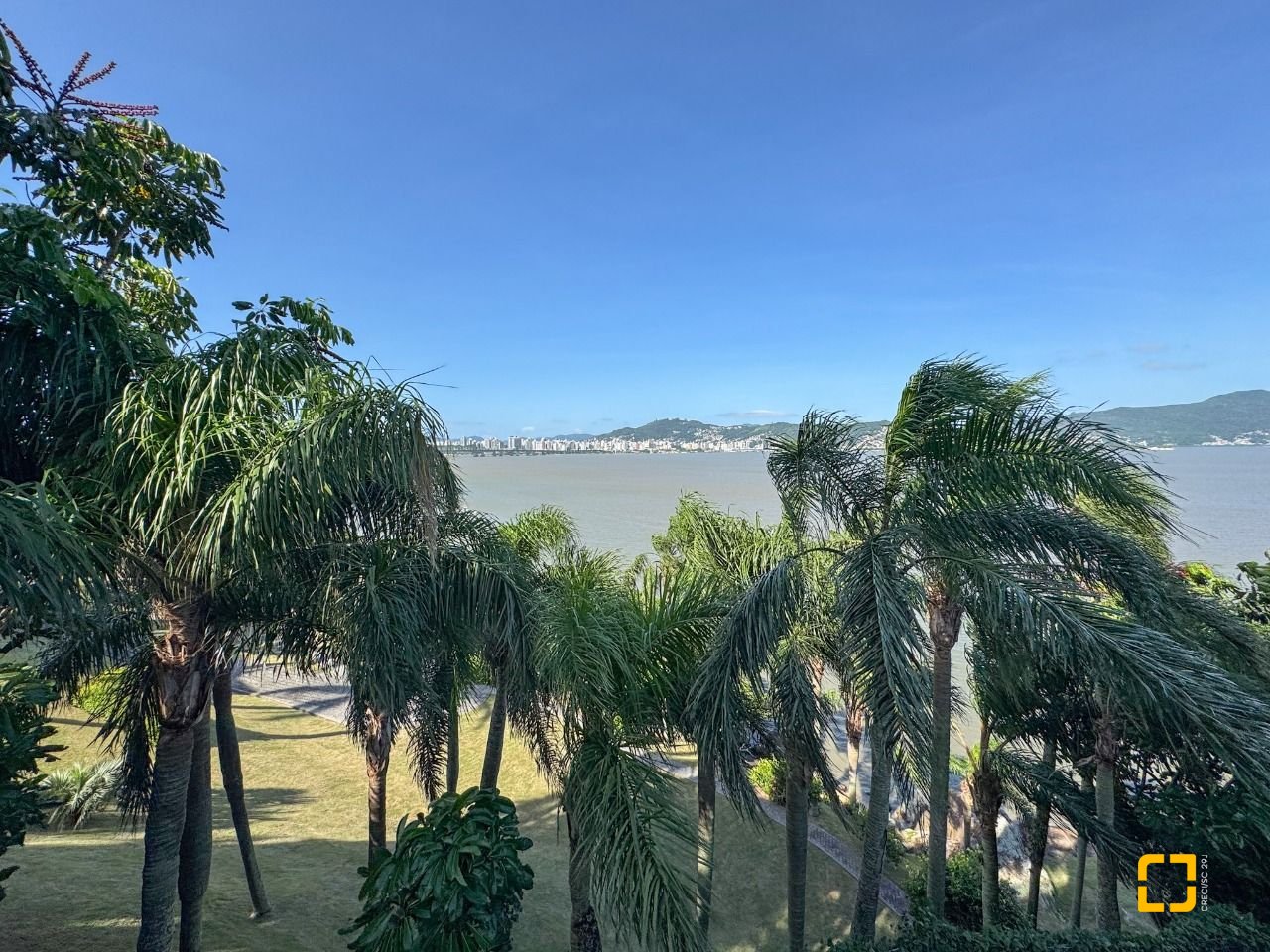 Apartamento com 130m², 3 quartos (sendo 2 suítes), 2 garagens, no bairro Coqueiros em Florianópolis