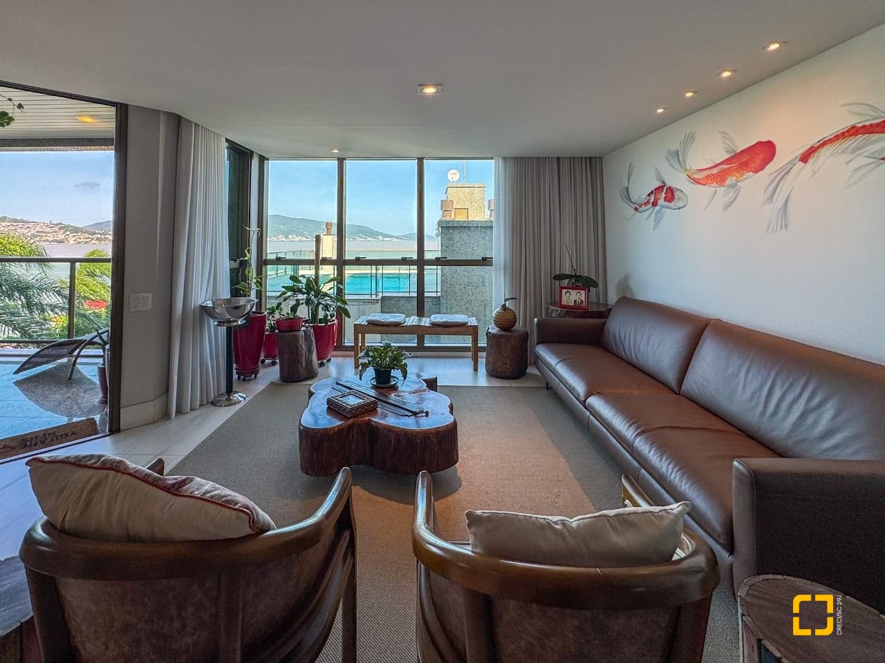 Apartamento com 130m², 3 quartos (sendo 2 suítes), 2 garagens, no bairro Coqueiros em Florianópolis