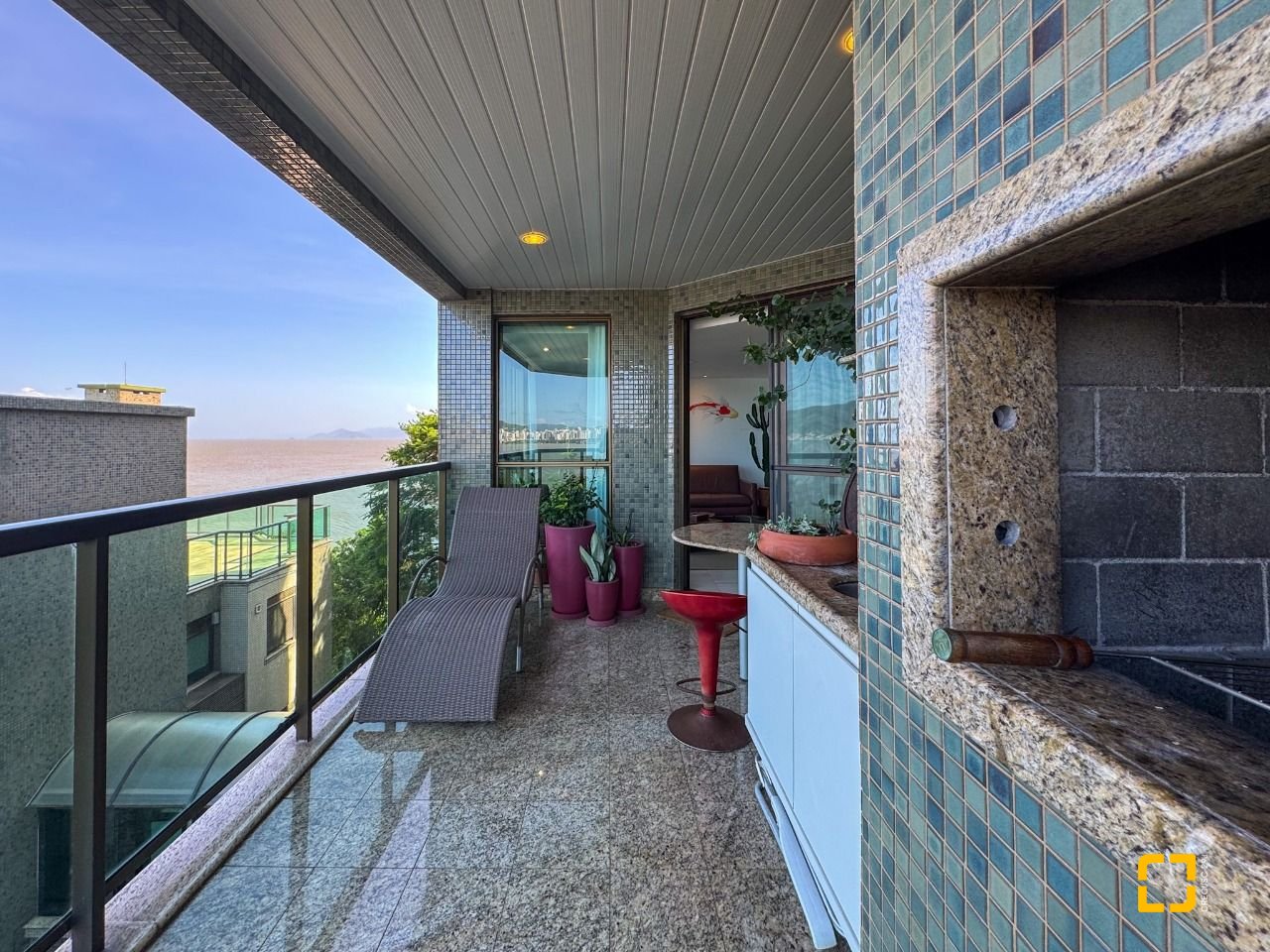 Apartamento com 130m², 3 quartos (sendo 2 suítes), 2 garagens, no bairro Coqueiros em Florianópolis