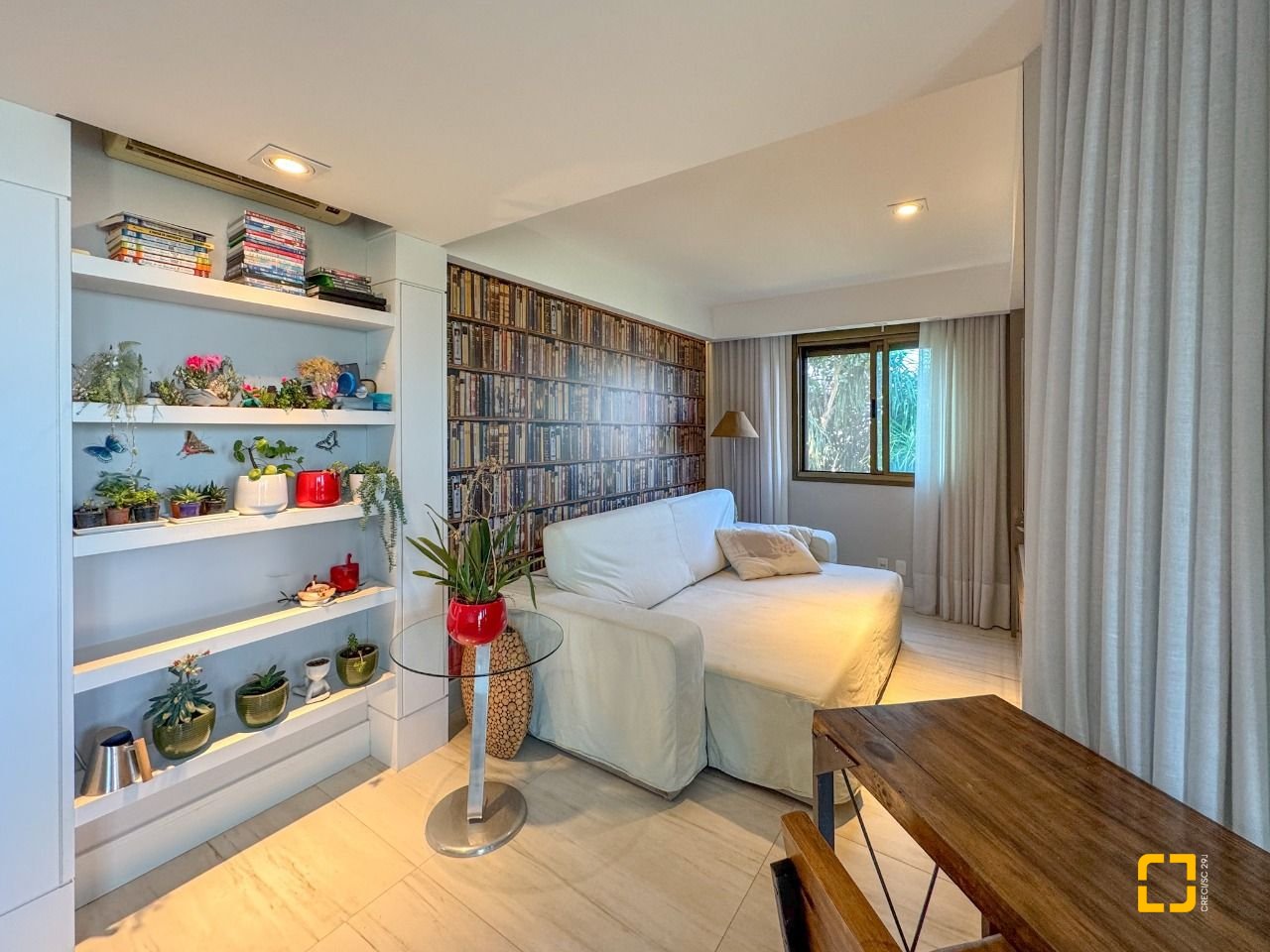 Apartamento com 130m², 3 quartos (sendo 2 suítes), 2 garagens, no bairro Coqueiros em Florianópolis