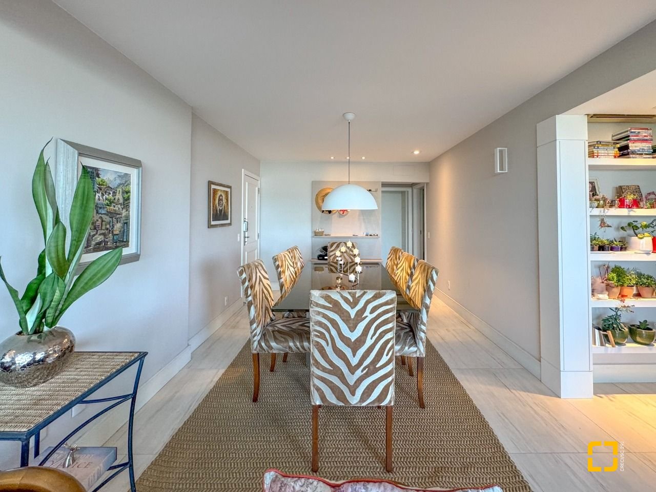 Apartamento com 130m², 3 quartos (sendo 2 suítes), 2 garagens, no bairro Coqueiros em Florianópolis