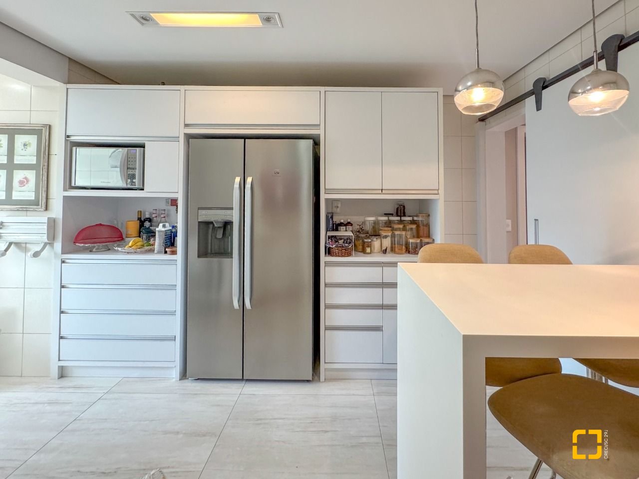Apartamento com 130m², 3 quartos (sendo 2 suítes), 2 garagens, no bairro Coqueiros em Florianópolis
