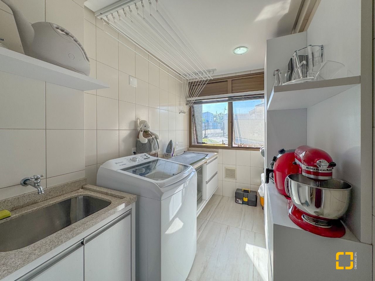 Apartamento com 130m², 3 quartos (sendo 2 suítes), 2 garagens, no bairro Coqueiros em Florianópolis