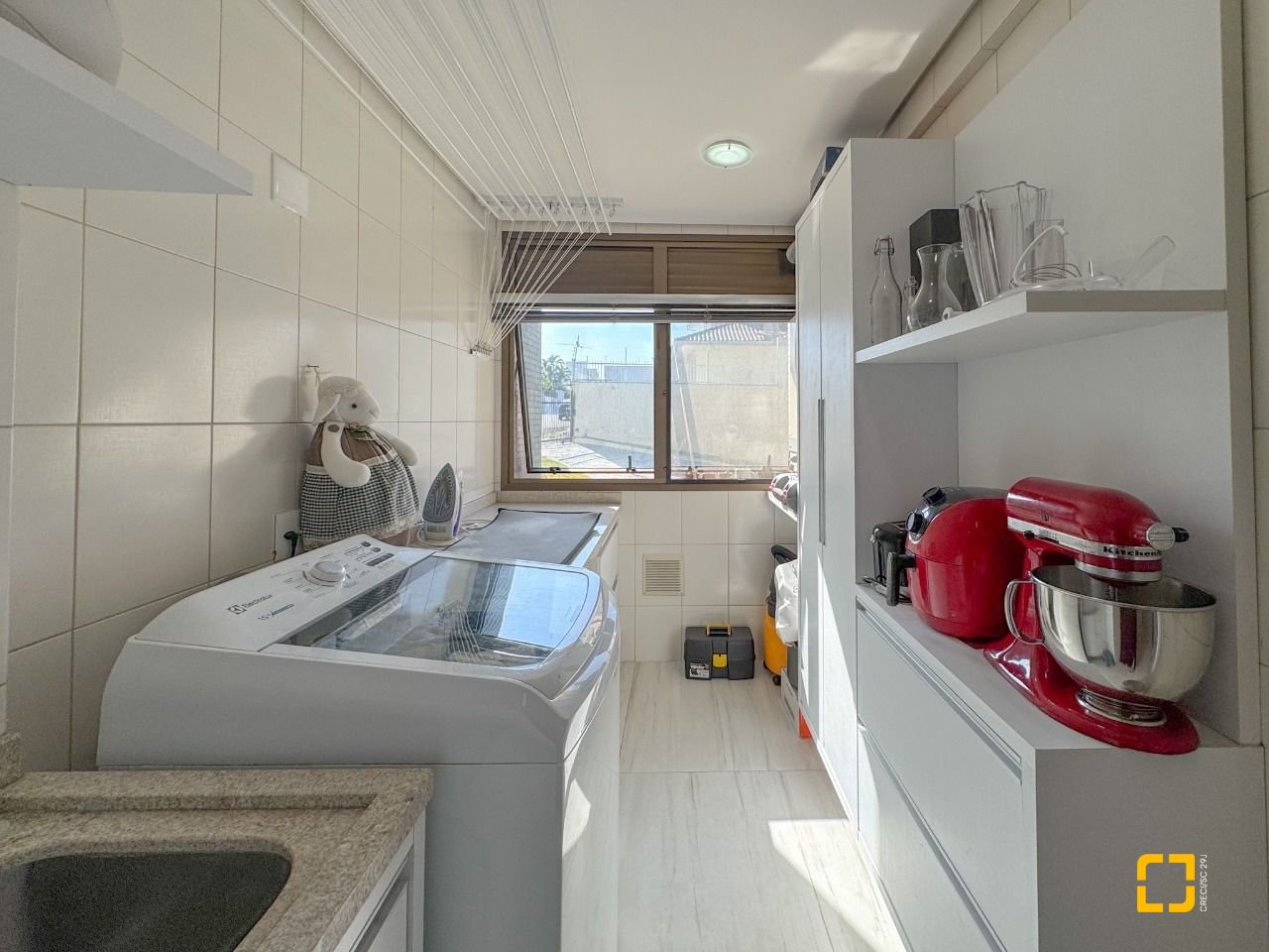 Apartamento com 130m², 3 quartos (sendo 2 suítes), 2 garagens, no bairro Coqueiros em Florianópolis