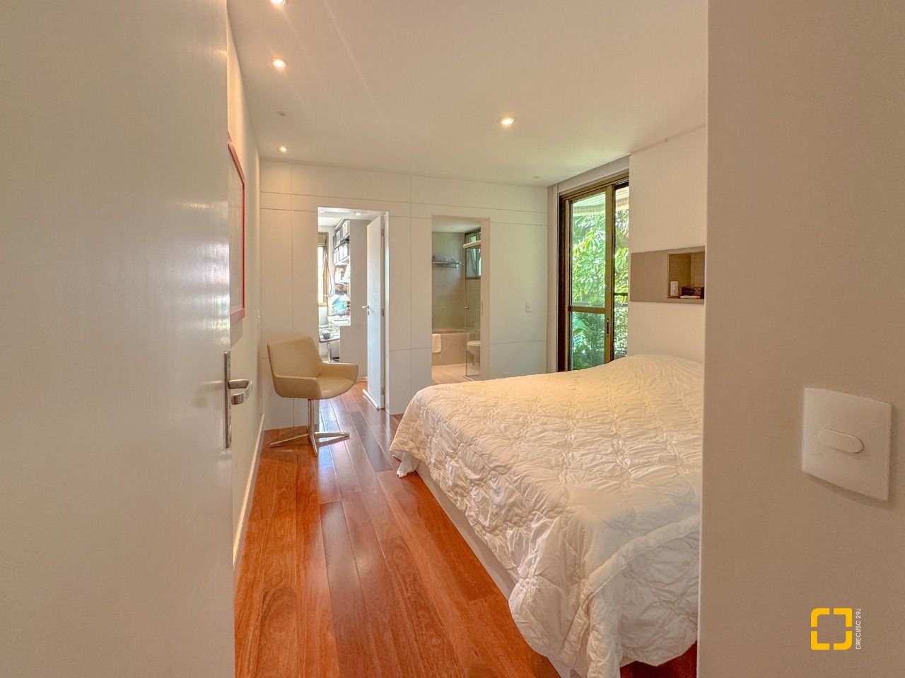 Apartamento com 130m², 3 quartos (sendo 2 suítes), 2 garagens, no bairro Coqueiros em Florianópolis