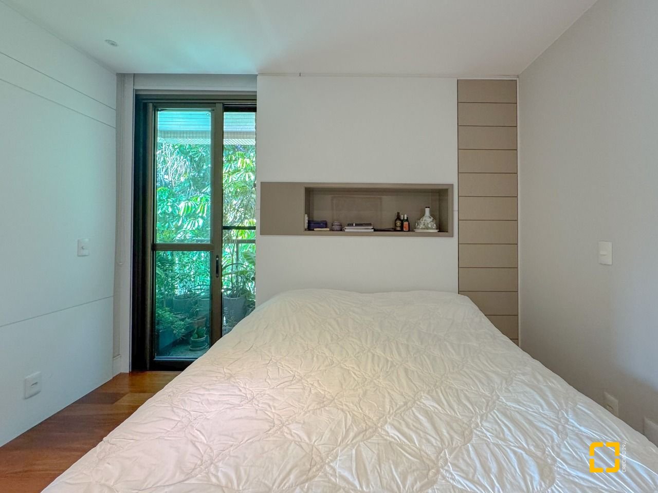 Apartamento com 130m², 3 quartos (sendo 2 suítes), 2 garagens, no bairro Coqueiros em Florianópolis