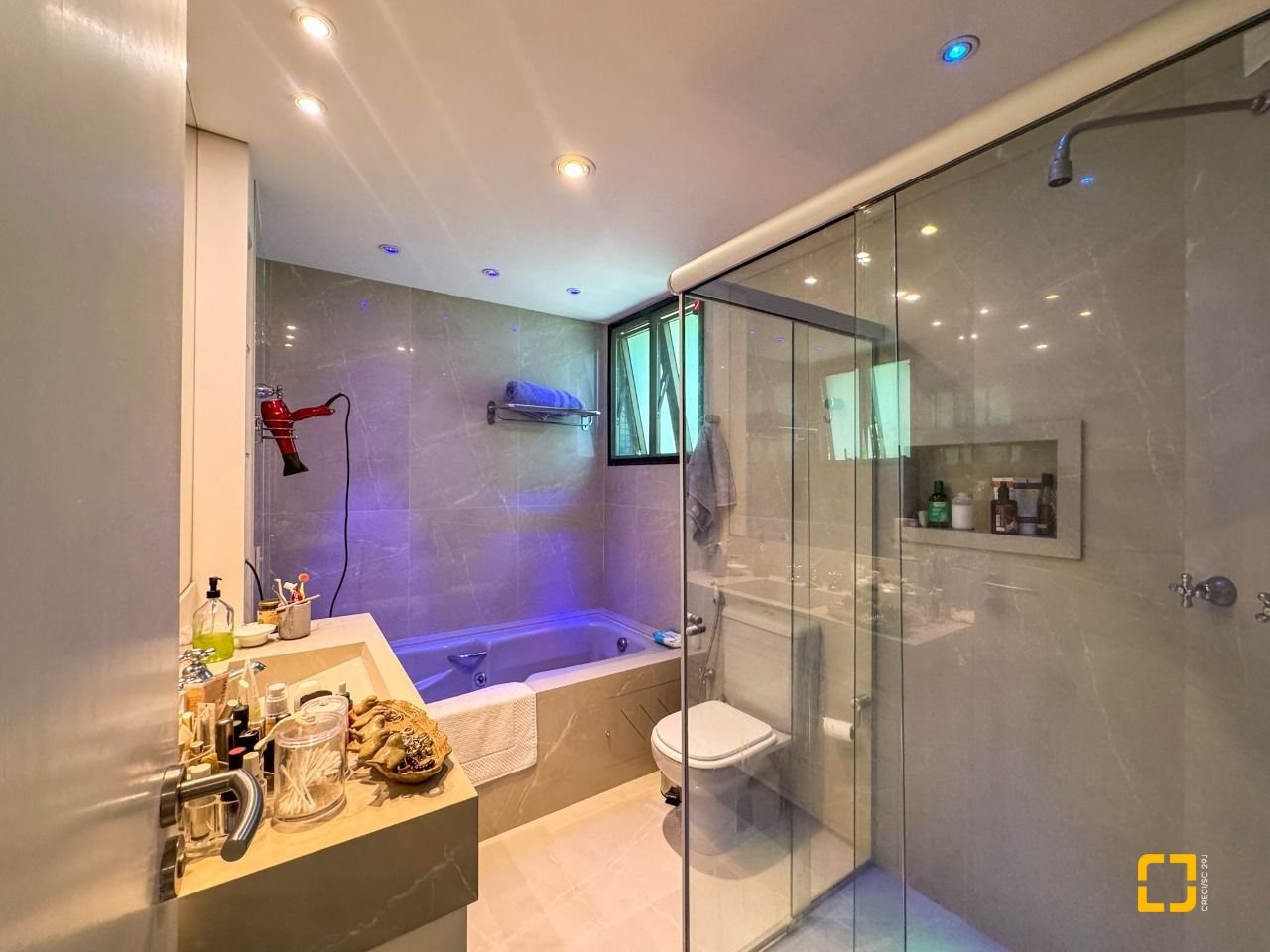 Apartamento com 130m², 3 quartos (sendo 2 suítes), 2 garagens, no bairro Coqueiros em Florianópolis