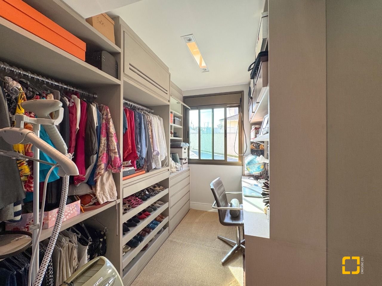 Apartamento com 130m², 3 quartos (sendo 2 suítes), 2 garagens, no bairro Coqueiros em Florianópolis