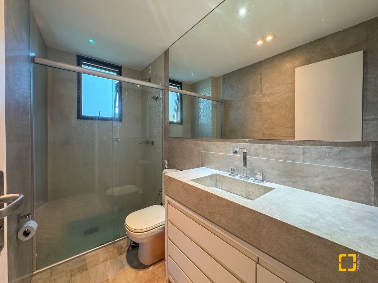 Apartamento com 130m², 3 quartos (sendo 2 suítes), 2 garagens, no bairro Coqueiros em Florianópolis