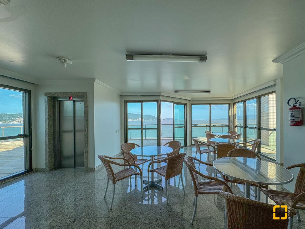 Apartamento com 130m², 3 quartos (sendo 2 suítes), 2 garagens, no bairro Coqueiros em Florianópolis