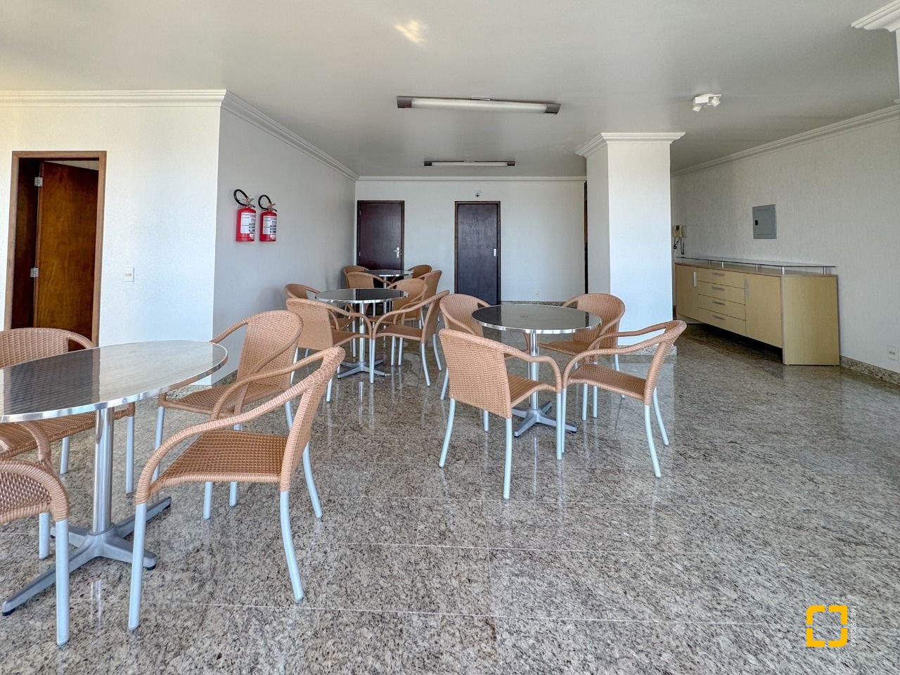 Apartamento com 130m², 3 quartos (sendo 2 suítes), 2 garagens, no bairro Coqueiros em Florianópolis