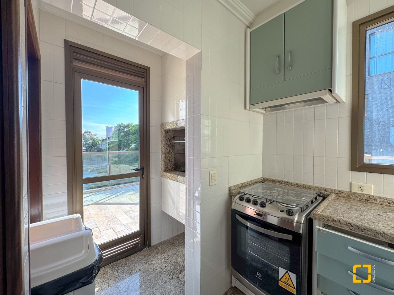 Apartamento com 130m², 3 quartos (sendo 2 suítes), 2 garagens, no bairro Coqueiros em Florianópolis