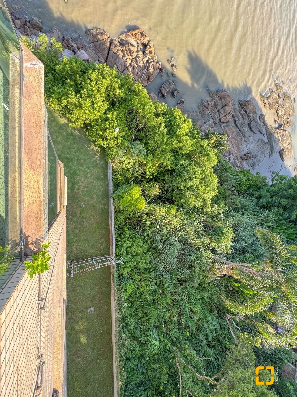 Apartamento com 130m², 3 quartos (sendo 2 suítes), 2 garagens, no bairro Coqueiros em Florianópolis