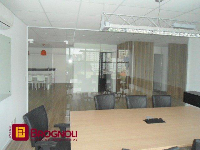 Sala com 336m², 6 garagens, no bairro Centro em Florianópolis