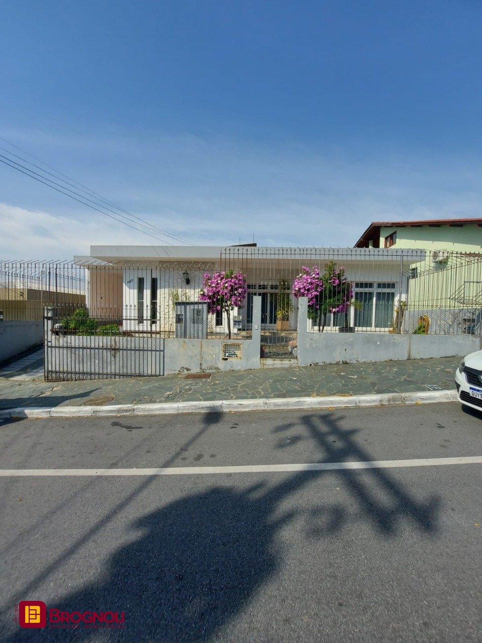 Casa com 323m², 4 quartos (sendo 1 suíte), 3 garagens, no bairro Barreiros em São José