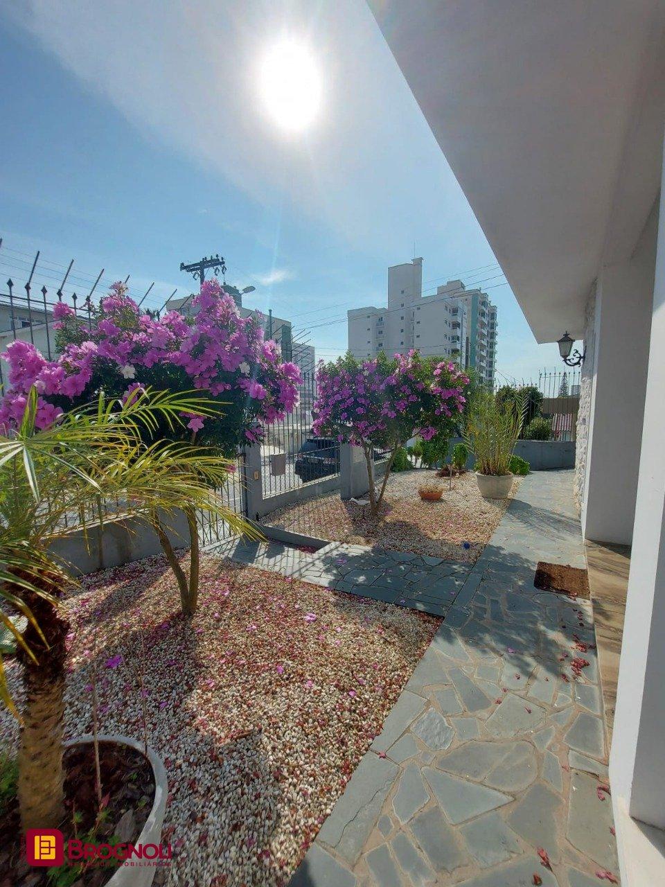 Casa com 323m², 4 quartos (sendo 1 suíte), 3 garagens, no bairro Barreiros em São José
