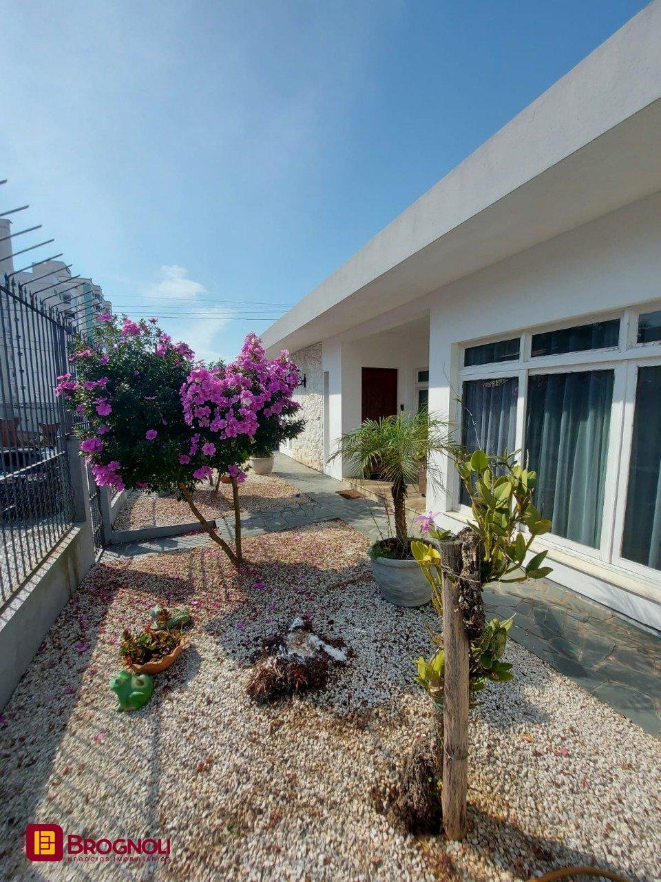 Casa com 323m², 4 quartos (sendo 1 suíte), 3 garagens, no bairro Barreiros em São José