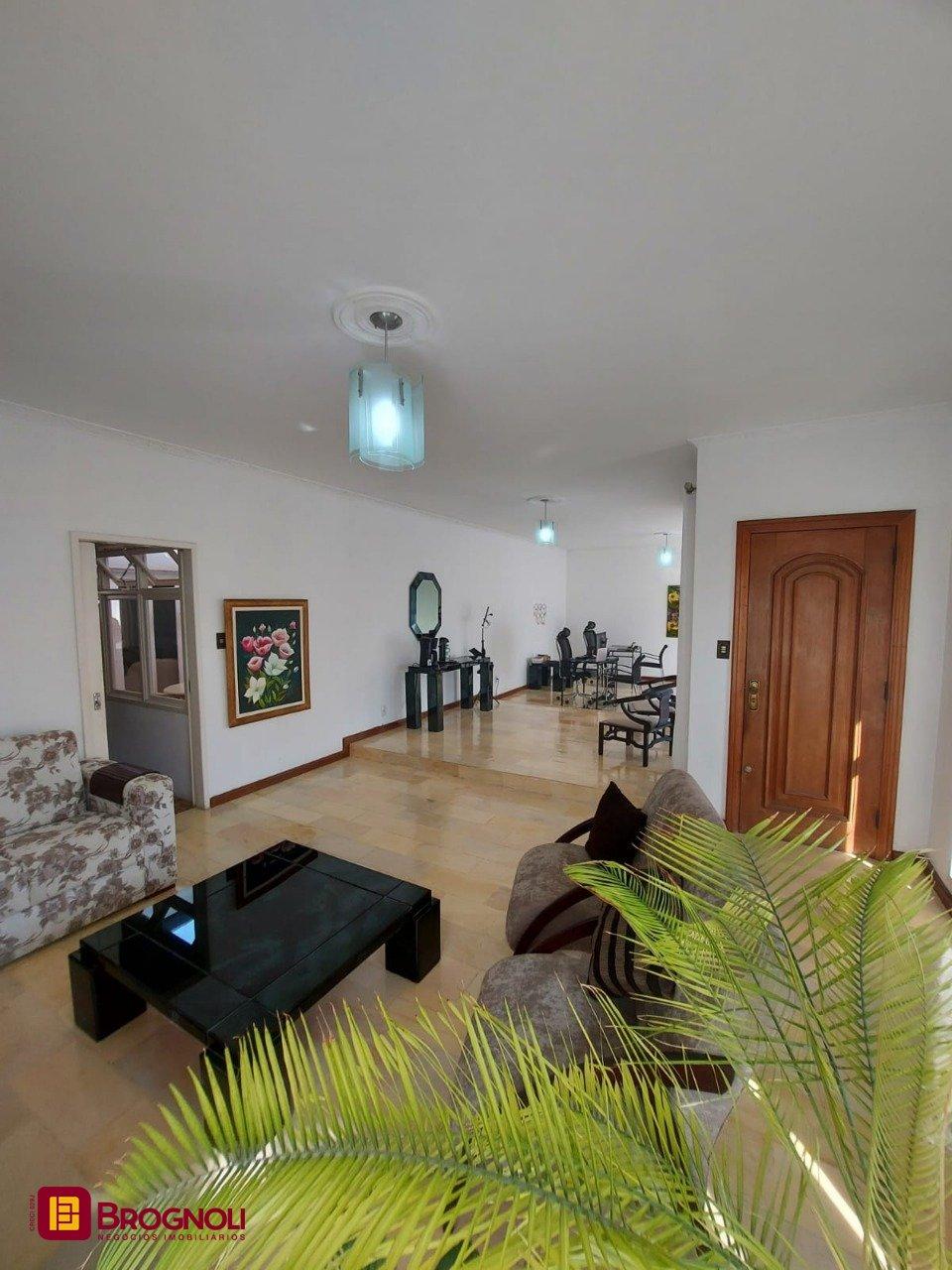 Casa com 323m², 4 quartos (sendo 1 suíte), 3 garagens, no bairro Barreiros em São José