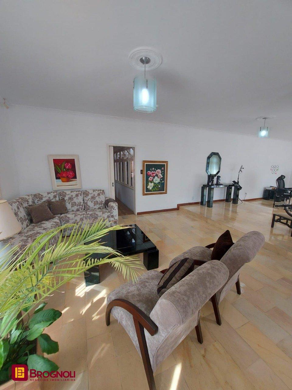 Casa com 323m², 4 quartos (sendo 1 suíte), 3 garagens, no bairro Barreiros em São José