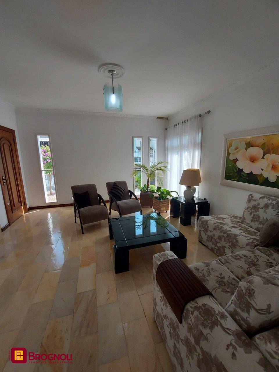 Casa com 323m², 4 quartos (sendo 1 suíte), 3 garagens, no bairro Barreiros em São José