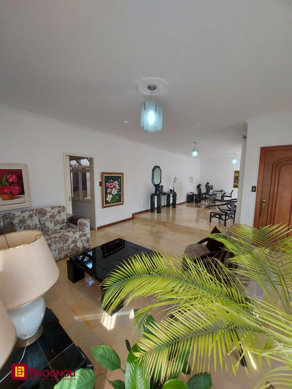 Casa com 323m², 4 quartos (sendo 1 suíte), 3 garagens, no bairro Barreiros em São José