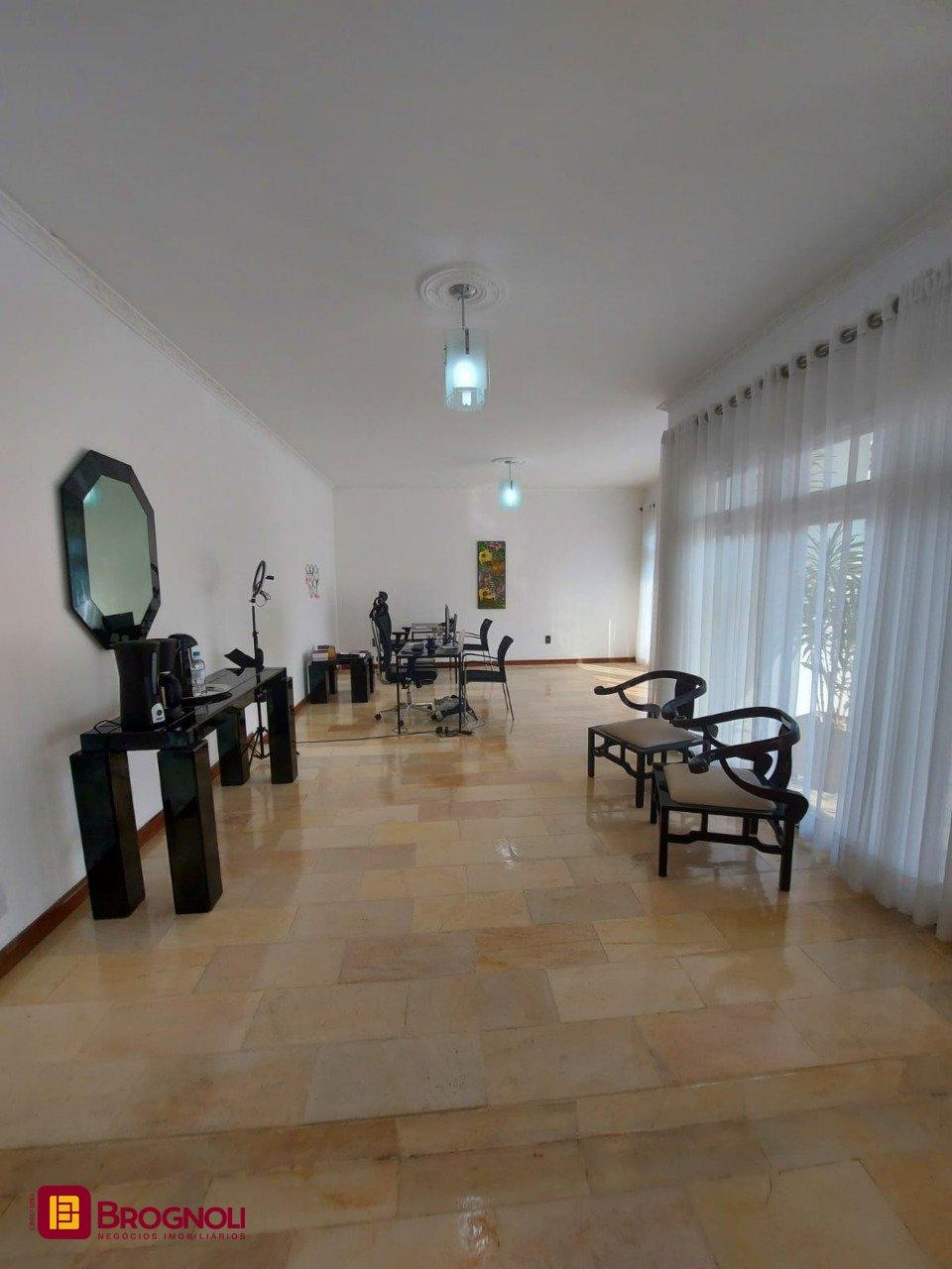 Casa com 323m², 4 quartos (sendo 1 suíte), 3 garagens, no bairro Barreiros em São José