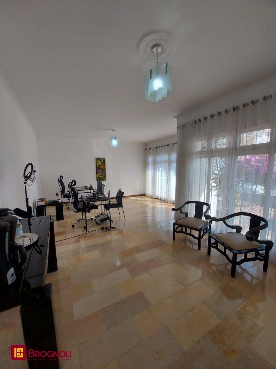 Casa com 323m², 4 quartos (sendo 1 suíte), 3 garagens, no bairro Barreiros em São José