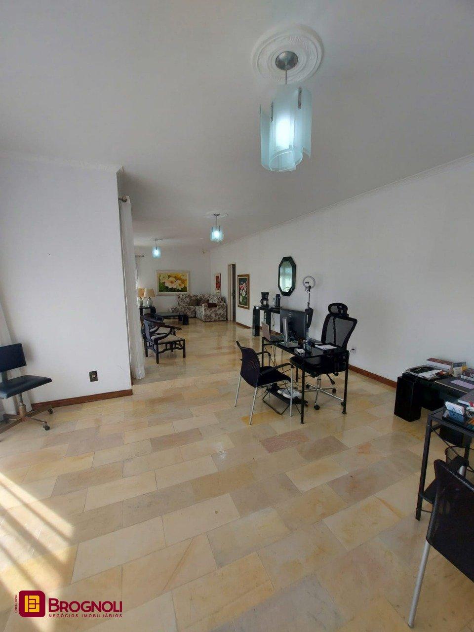 Casa com 323m², 4 quartos (sendo 1 suíte), 3 garagens, no bairro Barreiros em São José