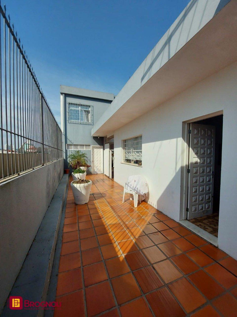 Casa com 323m², 4 quartos (sendo 1 suíte), 3 garagens, no bairro Barreiros em São José