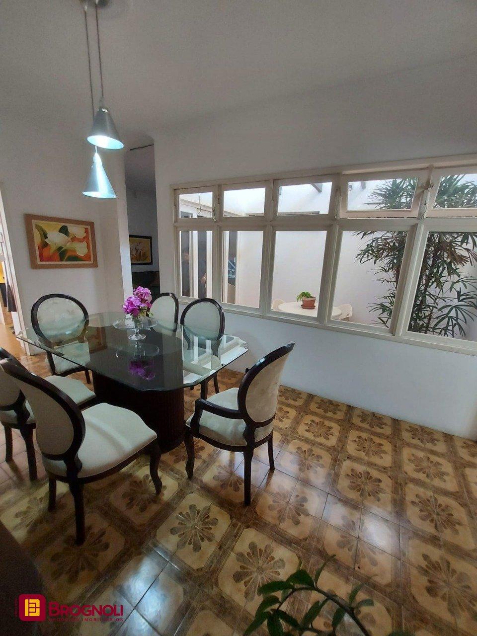Casa com 323m², 4 quartos (sendo 1 suíte), 3 garagens, no bairro Barreiros em São José