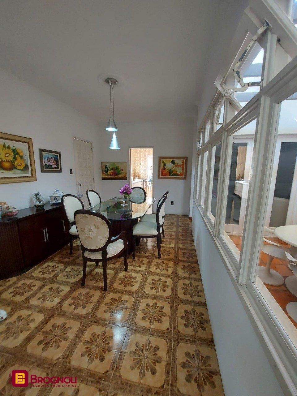 Casa com 323m², 4 quartos (sendo 1 suíte), 3 garagens, no bairro Barreiros em São José