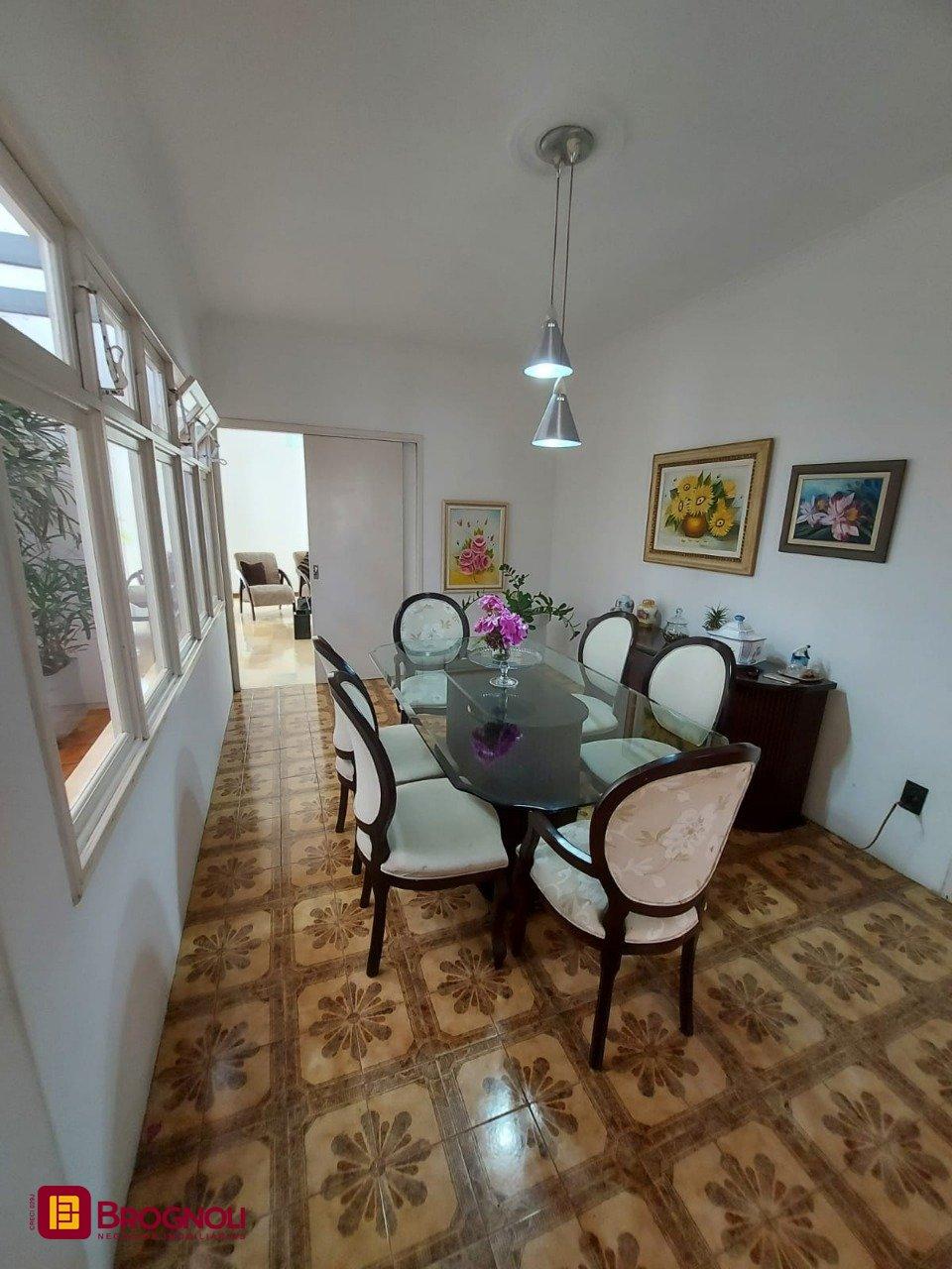 Casa com 323m², 4 quartos (sendo 1 suíte), 3 garagens, no bairro Barreiros em São José