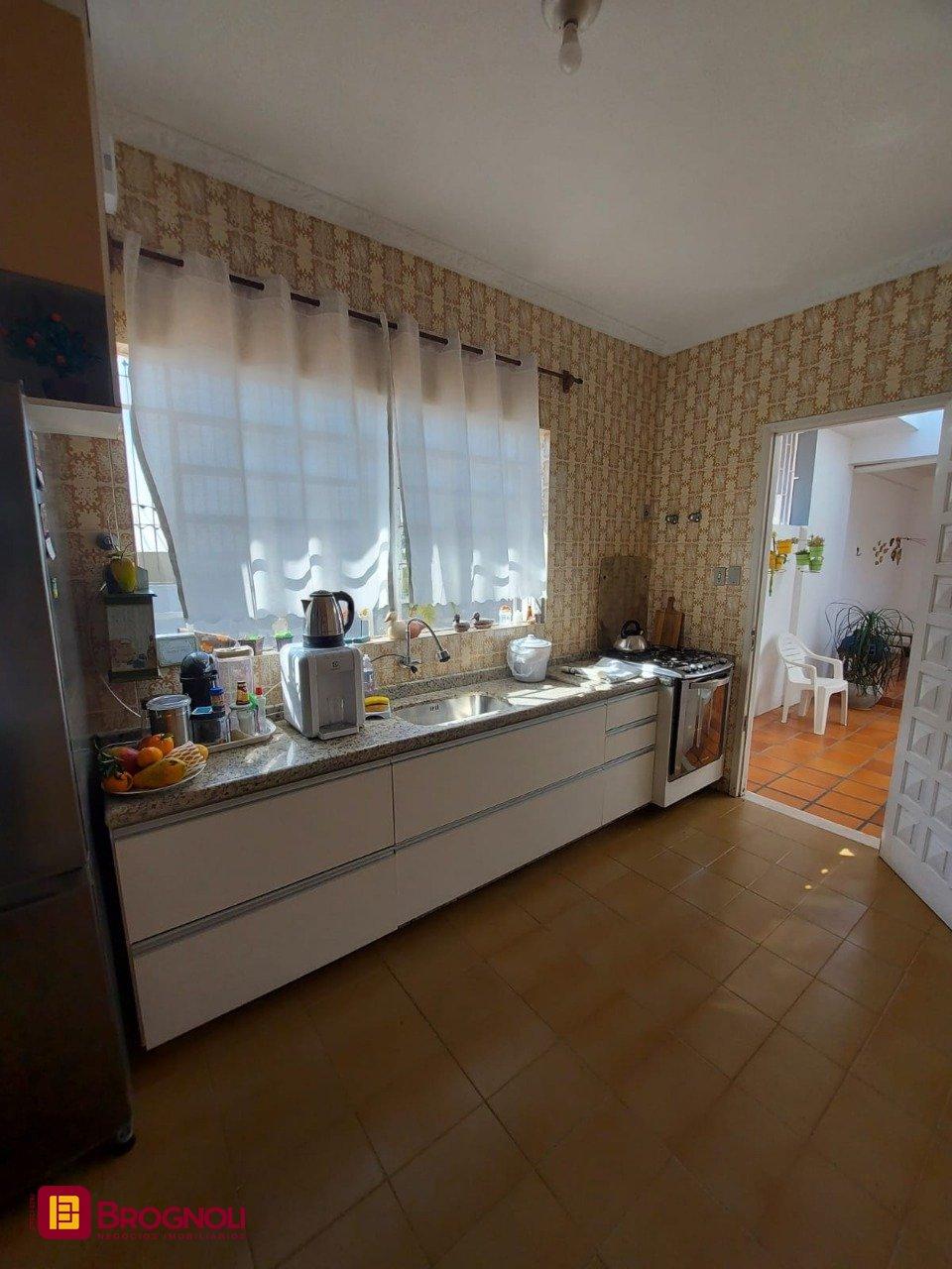 Casa com 323m², 4 quartos (sendo 1 suíte), 3 garagens, no bairro Barreiros em São José